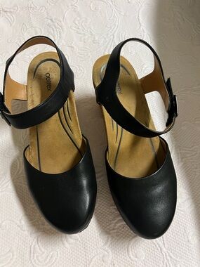 Aetrex Black Leather Closed-Toe Slingback Heels
